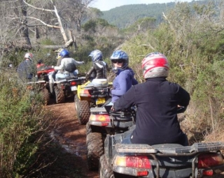  Cuatrimoto en fila india 